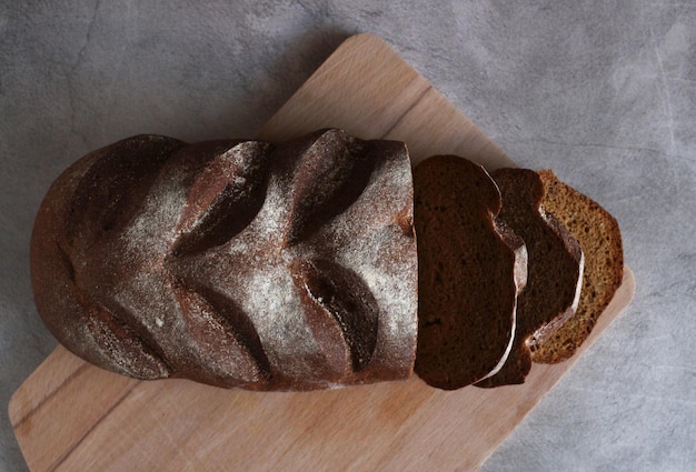 Pane di segale scuro tagliato su una tavola di legno