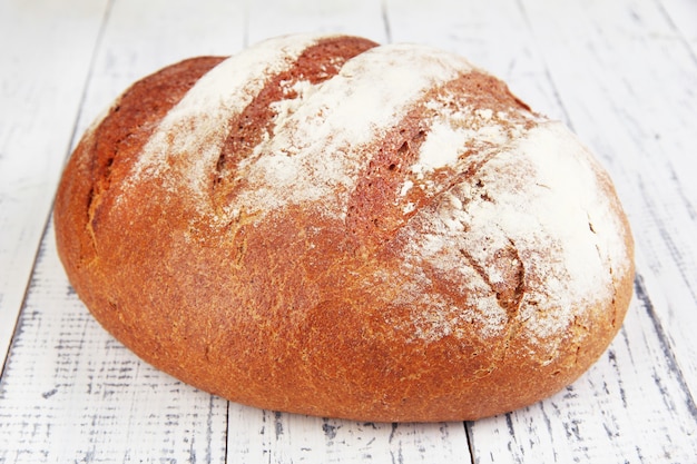 Pane di segale su legno