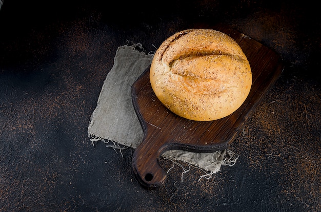 Pane di segale su sfondo scuro