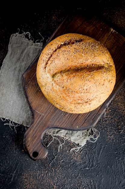 Pane di segale su sfondo scuro