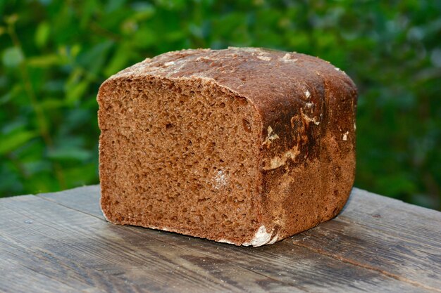 Pane di segale su un tavolo di legno