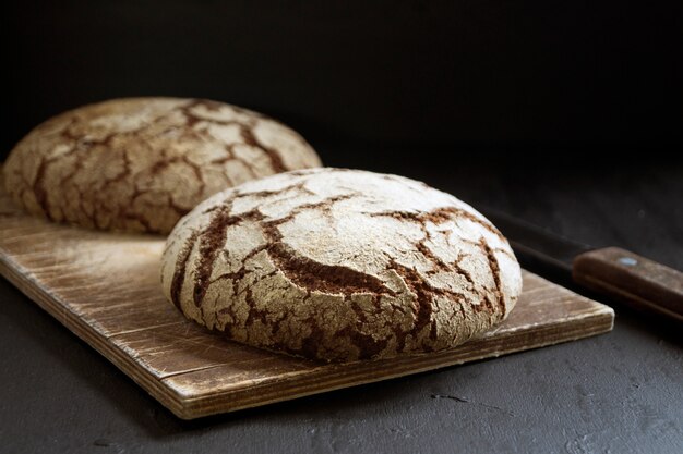 Pane di segale su uno sfondo nero.