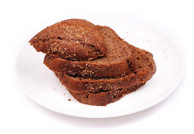 Pane di segale sul piatto bianco