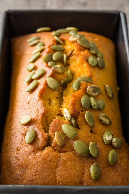 Pane di zucca casalingo sulla fine di legno della tavola su