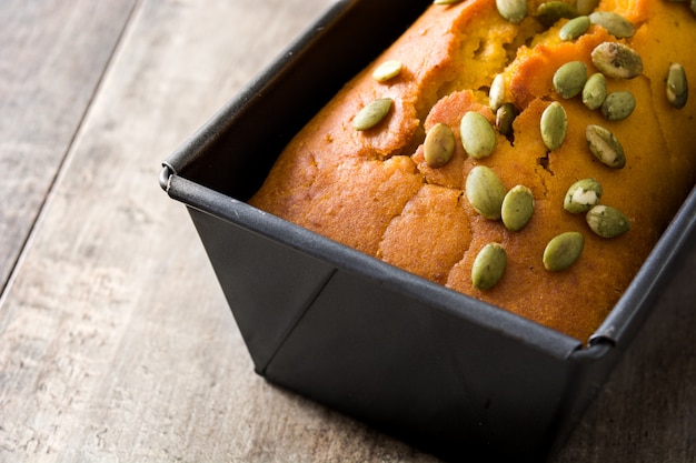 Pane di zucca casalingo sulla tavola di legno