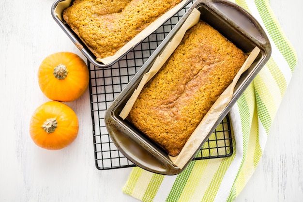 Pane di zucca fatto in casa appena sfornato su uno stendino.