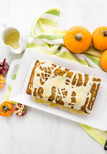 Pane di zucca fatto in casa con glassa all'arancia sopra.