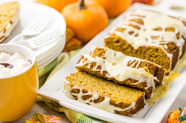 Pane di zucca fatto in casa con glassa all'arancia sopra.