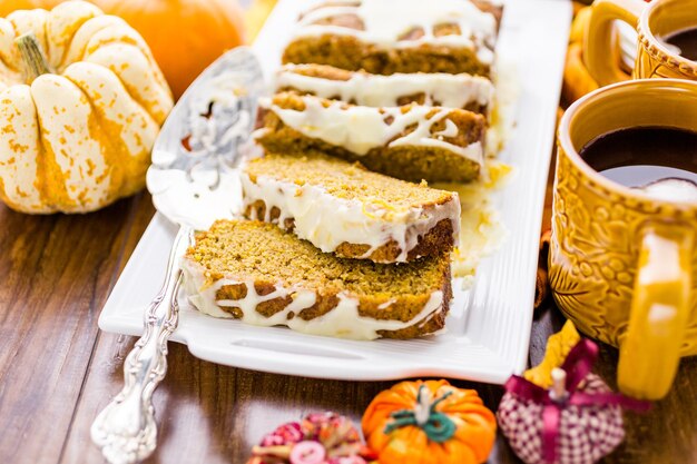 Pane di zucca fatto in casa con glassa all'arancia sopra.