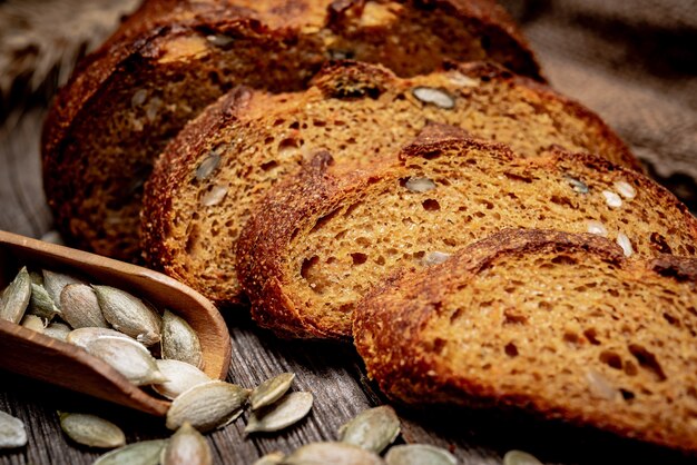 Pane di zucca. Pane tradizionale appena sfornato sulla tavola di legno