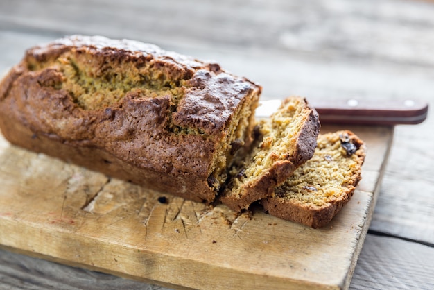 Pane di zucca su una tavola di legno