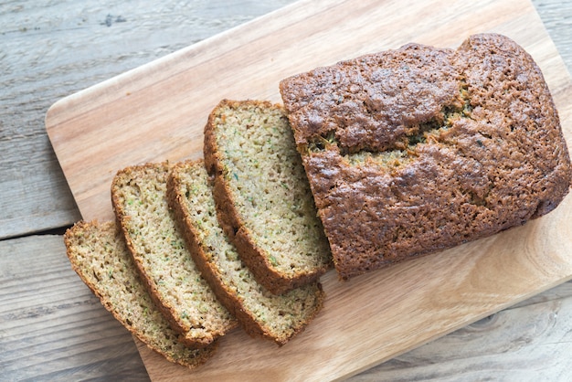 Pane di zucchine sul bordo di legno