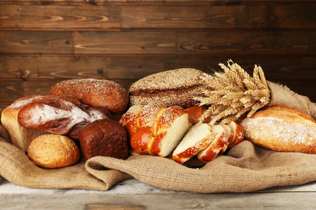 Pane diverso con le orecchie su fondo di legno