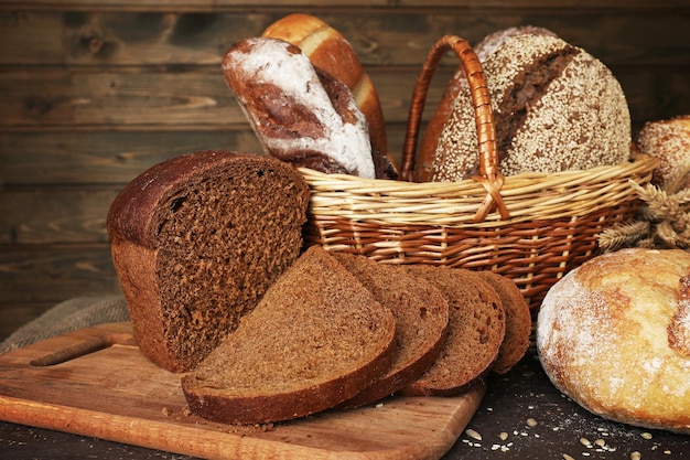 Pane diverso in cesto su sfondo di legno