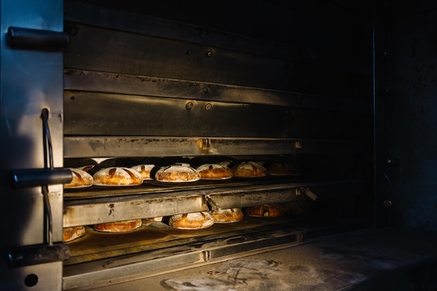 Pane dolce cottura in forno Produzione forno presso la panetteria Cottura del pane Produzione del pane