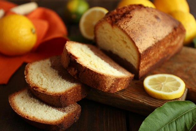 Pane dolce delizioso della torta con il primo piano dei limoni