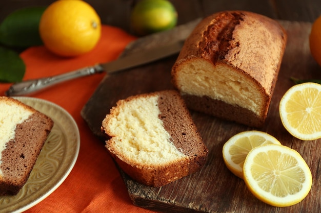 Pane dolce delizioso della torta sul primo piano di legno del tagliere