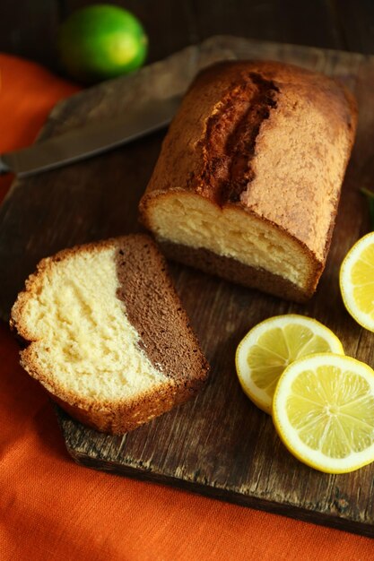 Pane dolce delizioso della torta sul primo piano di legno del tagliere