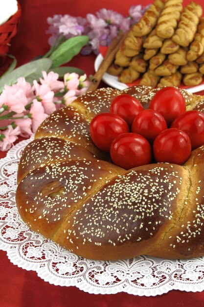 Pane dolce pasquale con uova rosse