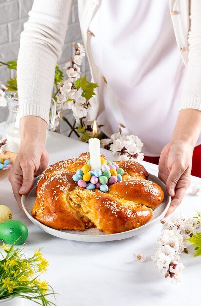 Pane dolce tradizionale di Pasqua e uova, primo piano. Tradizione pasquale cristiana ortodossa