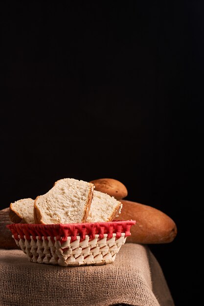 Pane e baguette sul cestino