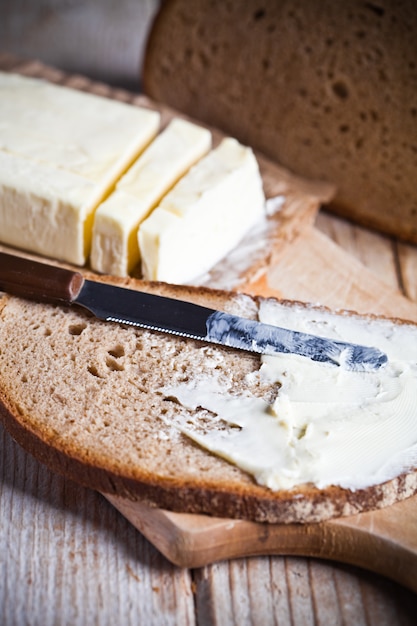 Pane e burro di segale fresco