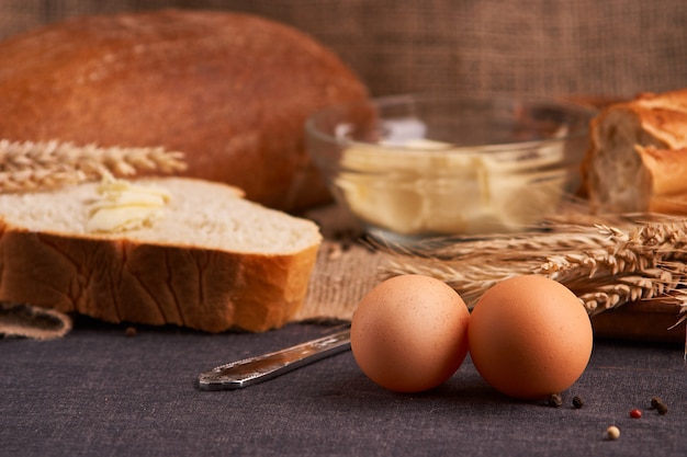 Pane e burro t della fine teasty dell'alimento domestico su sulla tavola