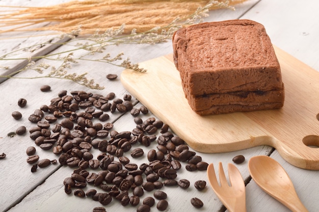 Pane e chicco di caffè del caffè per la prima colazione su fondo di legno