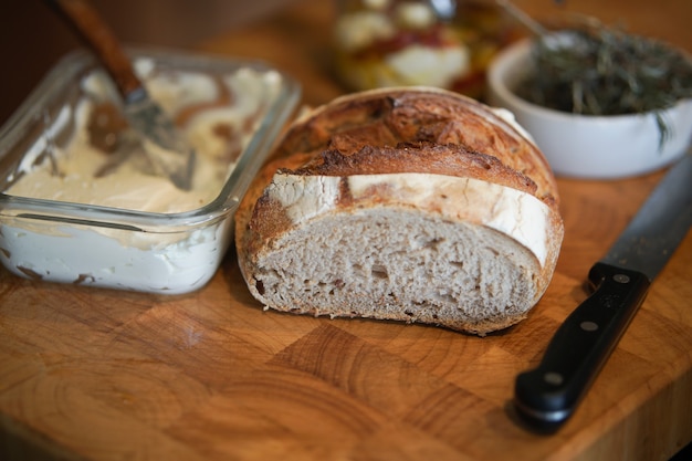 Pane e crema di formaggio in un contenitore di vetro per la colazione