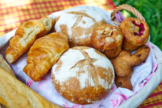 Pane e croissant in un cestino da picnic