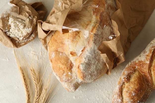 Pane e farina appena sfornati su fondo bianco