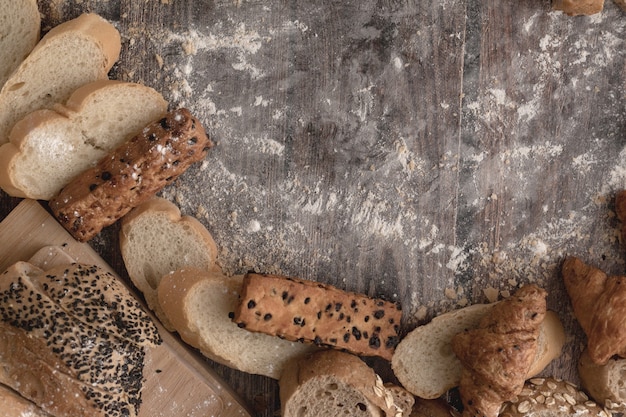 Pane e farina di pasta su un legno