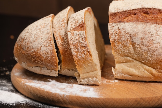 Pane e farina su una tavola di legno