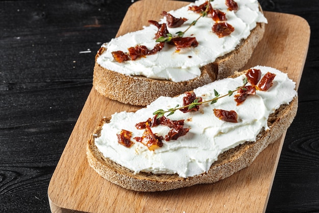 Pane e formaggio sul tavolo