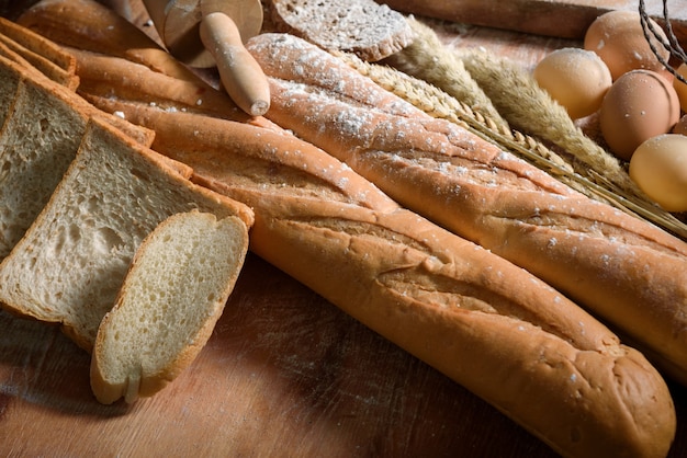 Pane e grano deliziosi cotti misti freschi, concetto dell'alimento