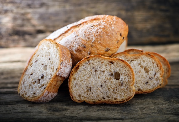 Pane e grano su legno