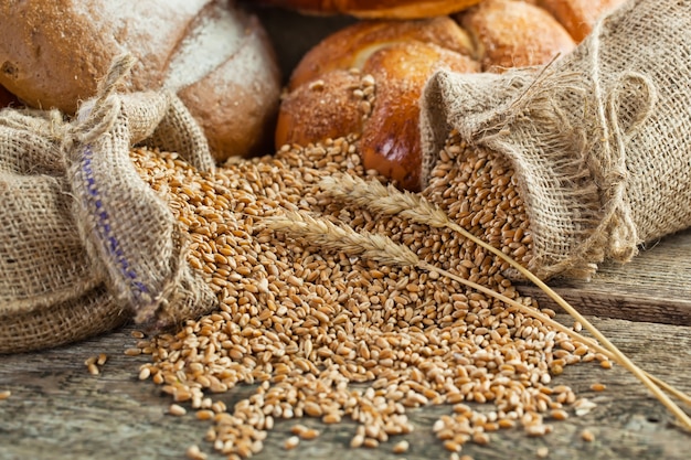 Pane e grano su un fondo di legno