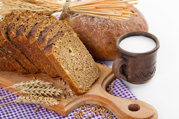 Pane e grano su un fondo di legno