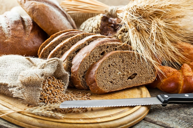 Pane e grano su un fondo di legno