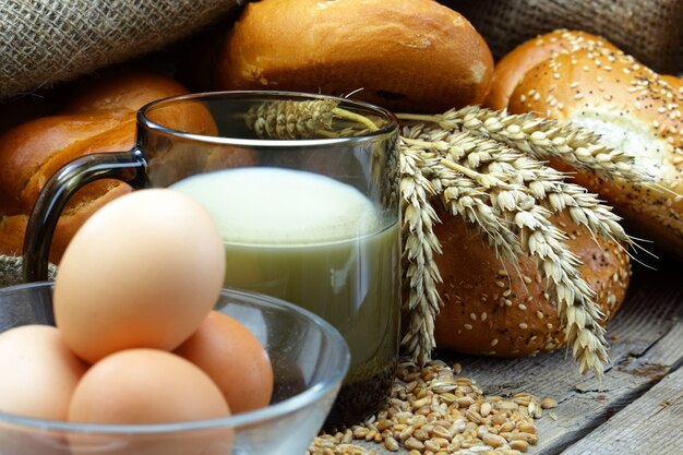 Pane e grano su una tavola di legno