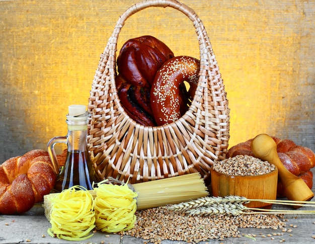 Pane e grano su una tavola di legno