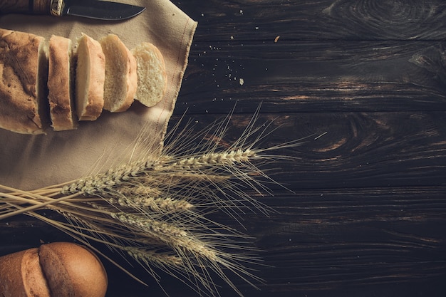 Pane e grano sullo sfondo della tabella