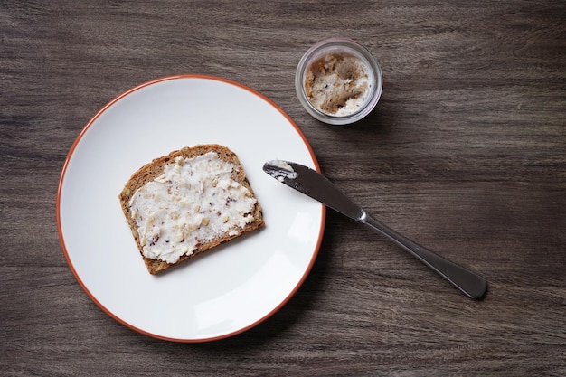 Pane e grasso gocciolante o scoppiettante o strutto con ciccioli chiamato Schmalzbrot in Germania