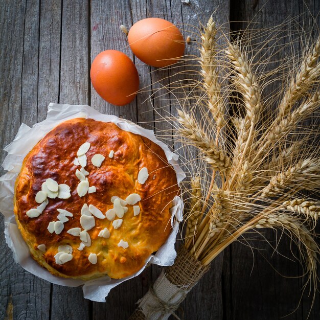 Pane e ingredienti di Pasqua sulla tavola rustica