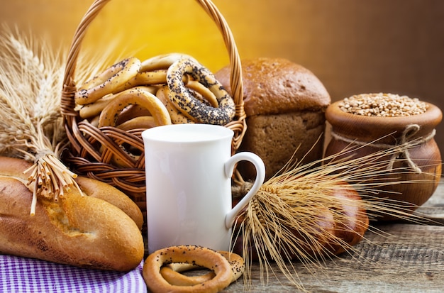 Pane e latte su un fondo di legno