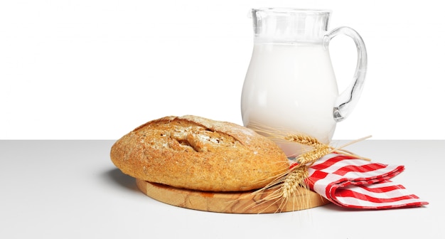 Pane e latte sul tavolo