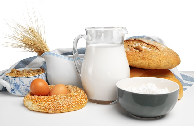 Pane e latte sul tavolo