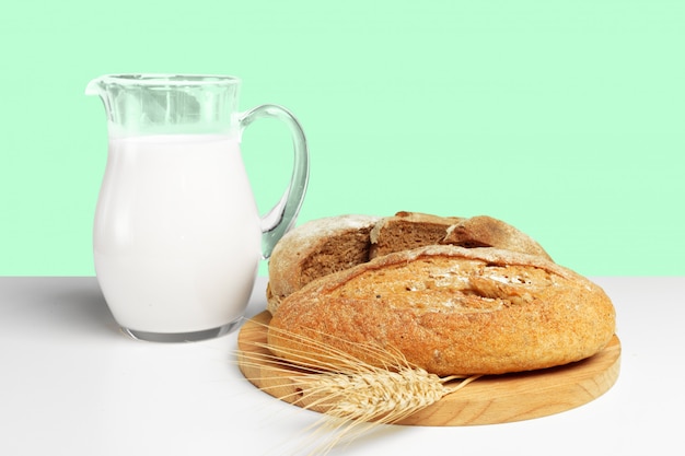 Pane e latte sul tavolo