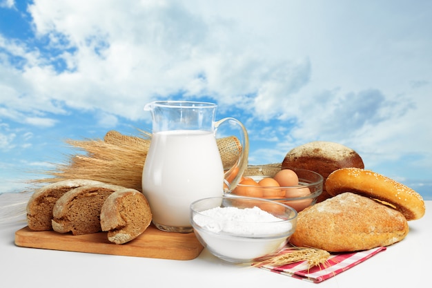 Pane e latte sul tavolo