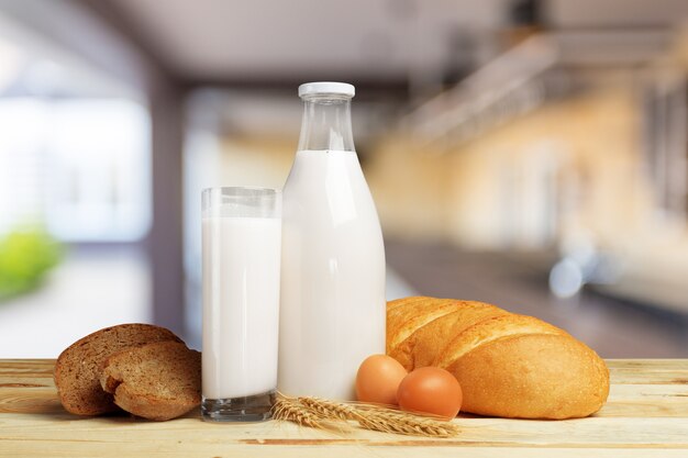 Pane e latte sul tavolo